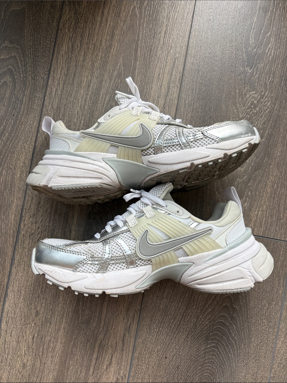 Nike V2K Run Sneaker in White/Silver Size 8